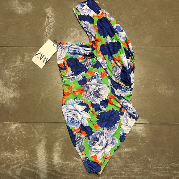 Zara Asymmetrical Neck Line Green Blue Orange Floral Bodysuit Blouse NWT Medium - Picture 5 of 8